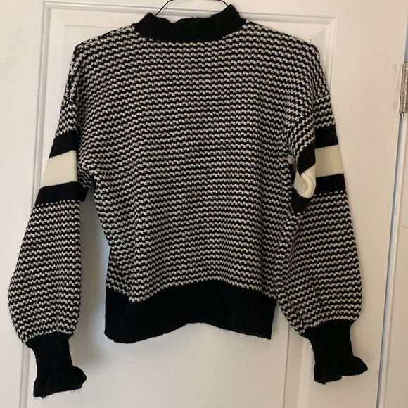A loves A Black and White Sweater Sz. XS - Picture 3 of 4